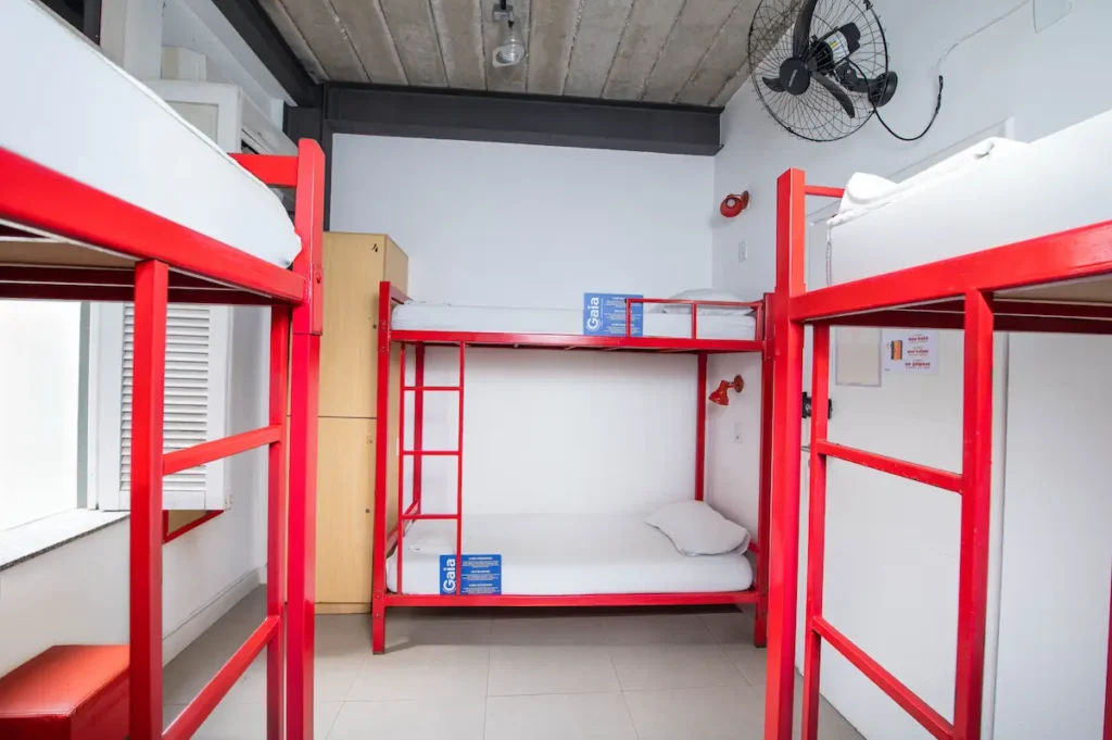 Dormitório em Botafogo misto com 6 camas e lockers individuais.
