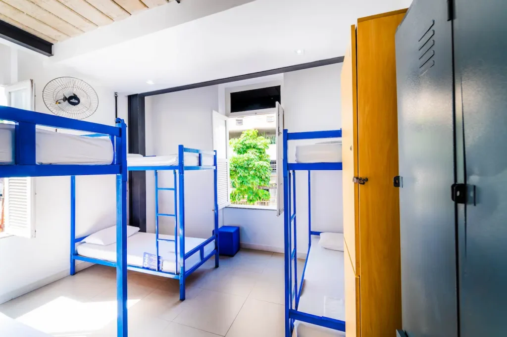 Hospedagem em Botafogo quarto compartilhado misto com 6 camas.