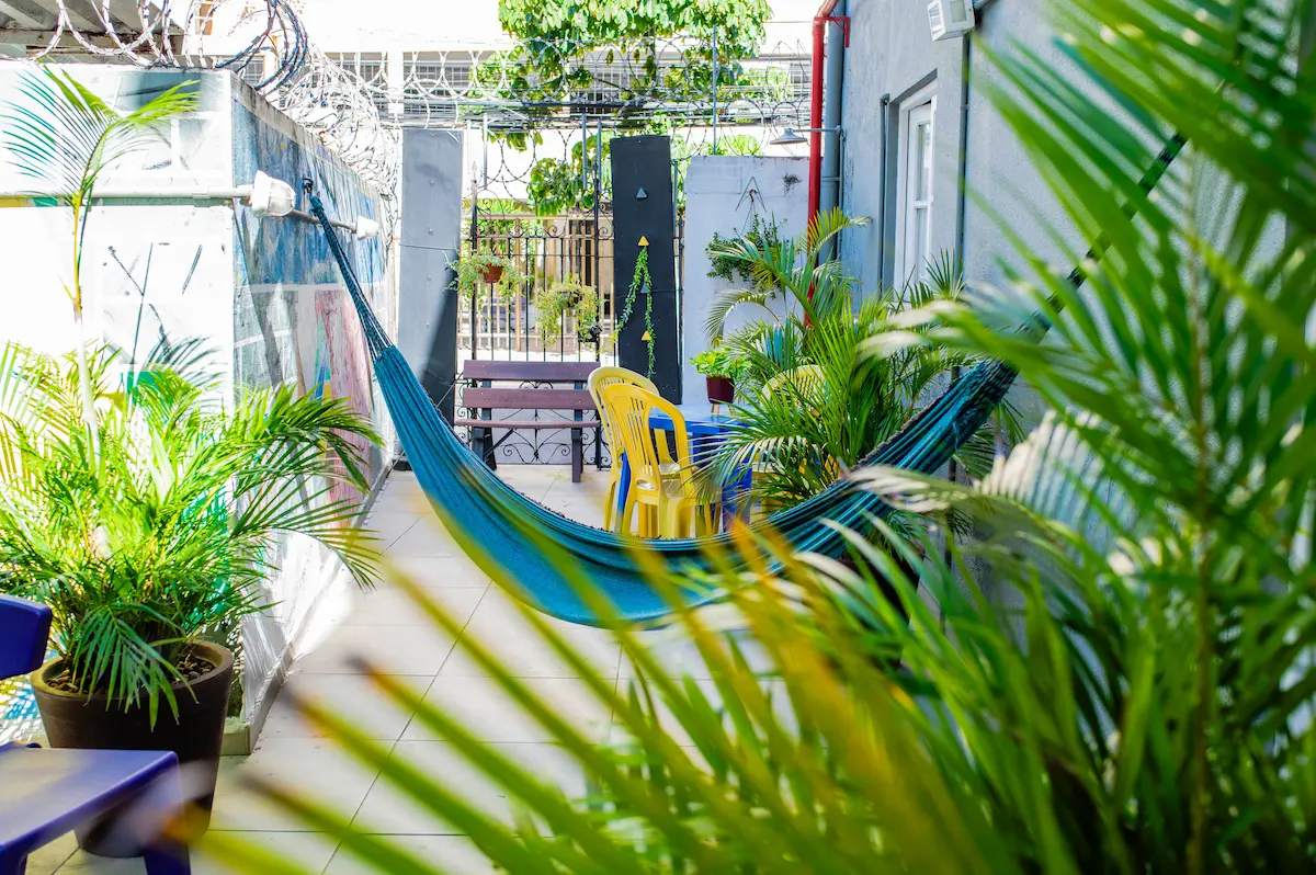Área externa com redes e plantas em hostel em Botafogo.