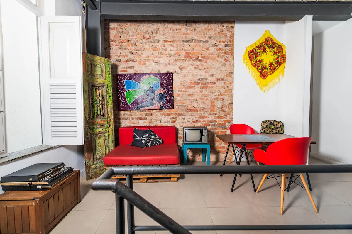 Área de coworking com internet de alta velocidade em hostel no Rio de Janeiro, em Botafogo.
