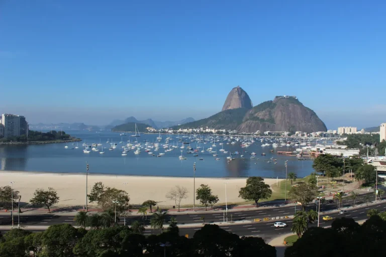 Vista da Enseada de Botafogo com o Pão de Açúcar ao fundo, ilustrando onde ficar no Rio de Janeiro.