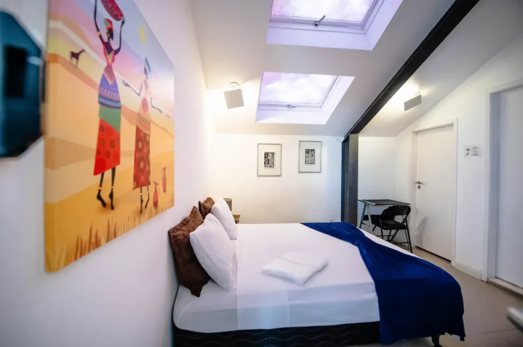 Quarto casal em hostel no Rio de Janeiro com cama de casal.