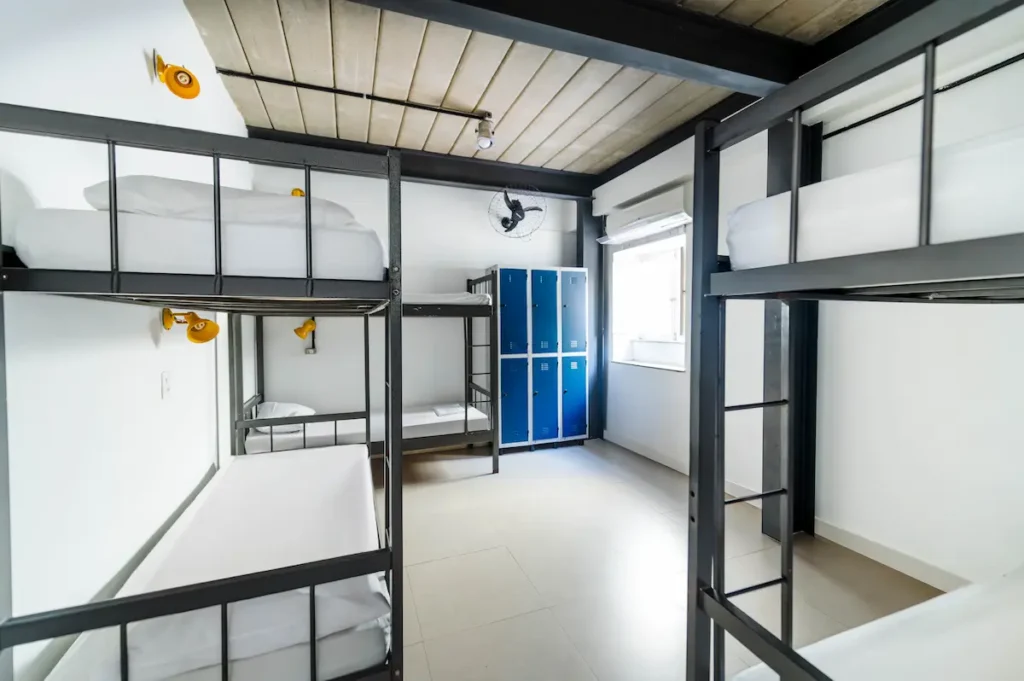 Hostel em Botafogo RJ com dormitório compartilhado de 6 camas.