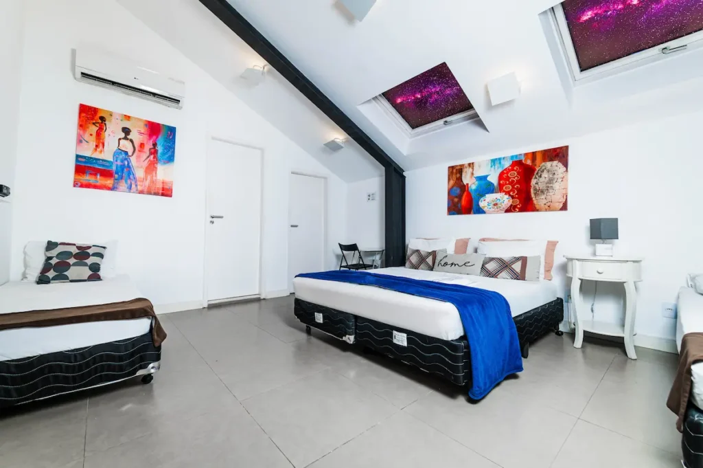 Quarto família em Botafogo para 4 pessoas com 1 cama de casal e 2 camas de solteiro.