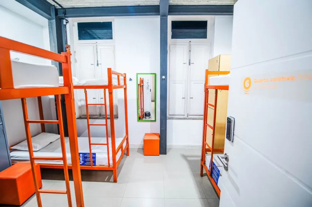 Quarto compartilhado feminino no Gaia Hostel, em Botafogo, no Rio de Janeiro.