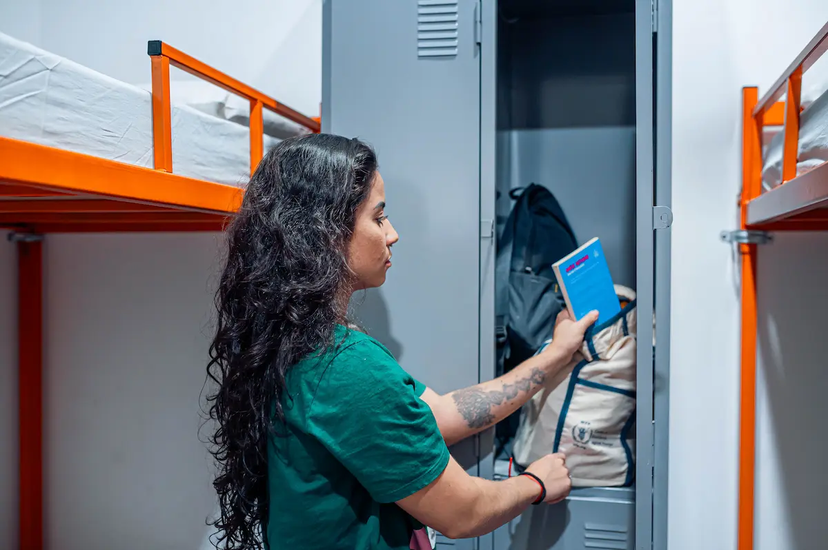 Todos os hóspedes têm armários individuais para manter seus pertences em segurança. Cada um leva seu cadeado. Os armários são grandes e cabem mochilão.